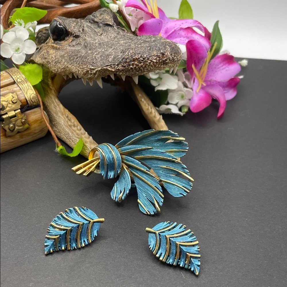Lisner leaf brooch and earring set vintage 🔥